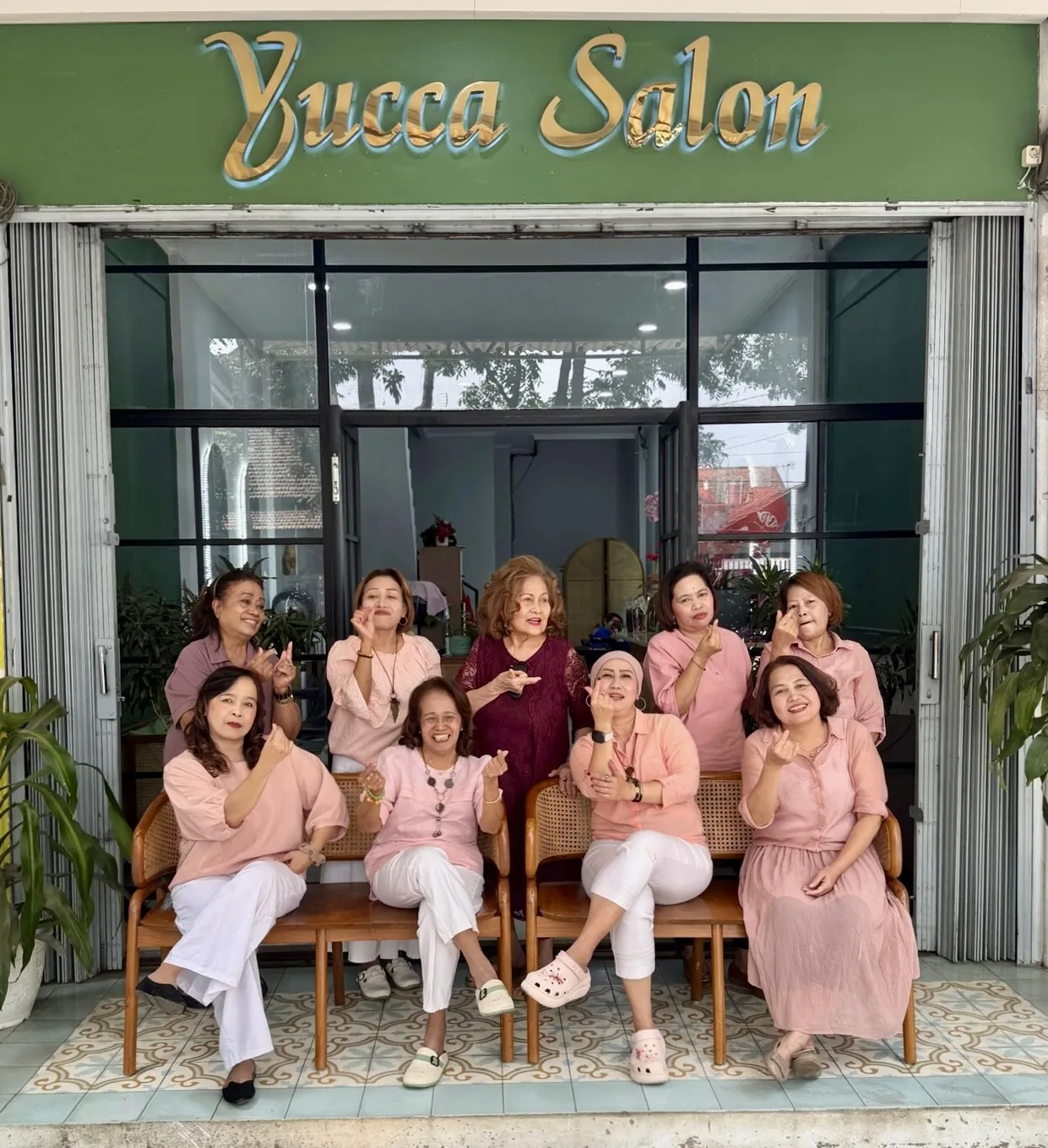 Tim penata rambut Yucca Salon duduk di depan etalase hijau di Jl. Gandapura, Bandung