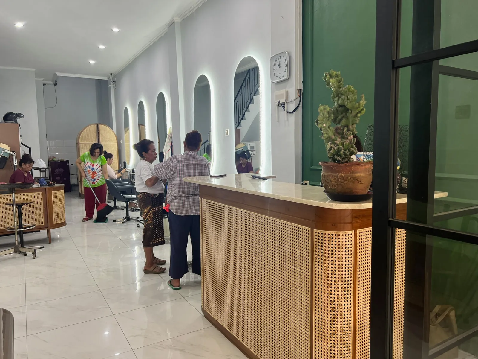 Meja resepsionis rotan di Yucca Salon, salon rambut walk-in di Jl. Gandapura, Bandung